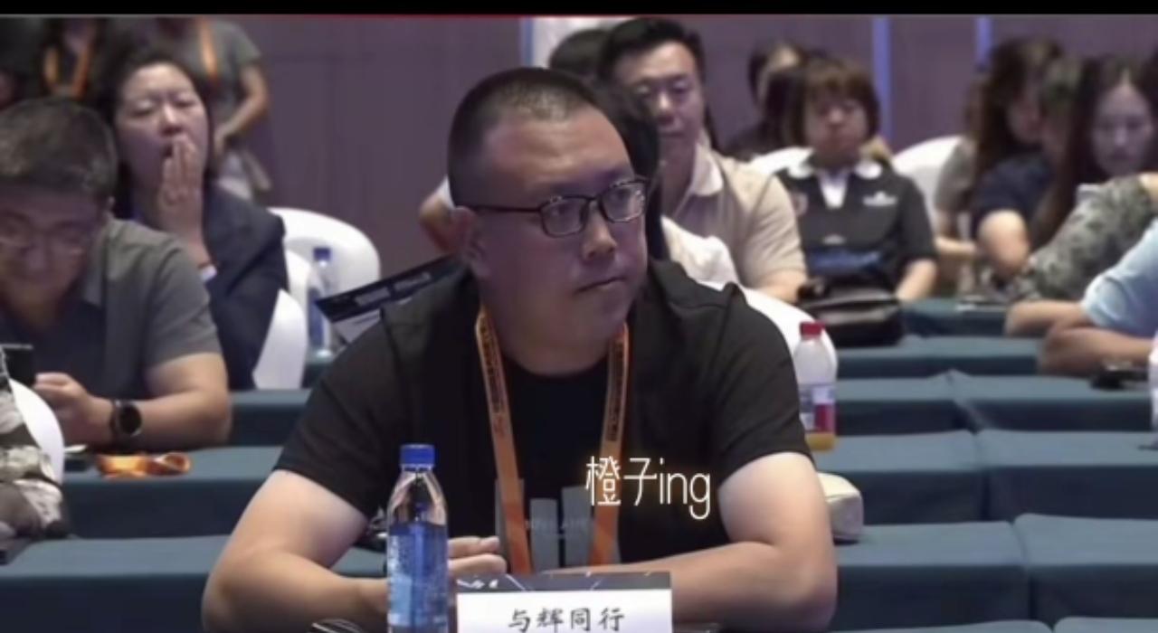 刘队也是好起来了！

董宇辉参加2025年电子商务大会，董宇辉作为嘉宾上台发言，