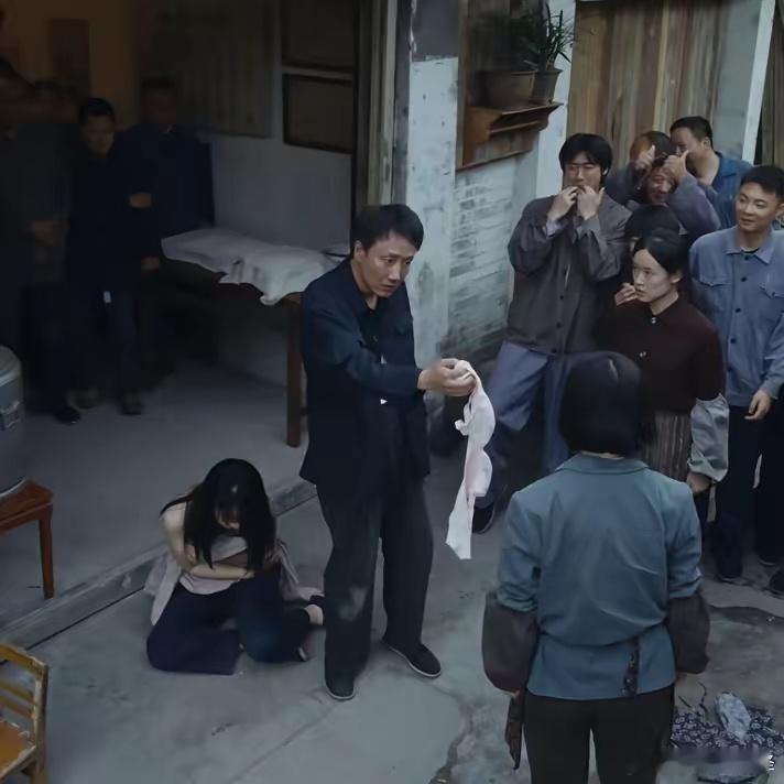 《重器》被扒衣的是田淑珍，为什么整条街心疼的却是施暴者？当街扒衣，上百人围观，没