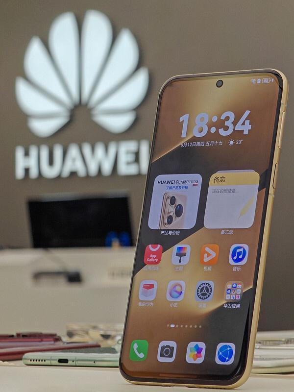 前阵子跟朋友吃饭聊换手机，他纠结华为Mate 90系列价格偏高，但又眼馋鸿蒙7和