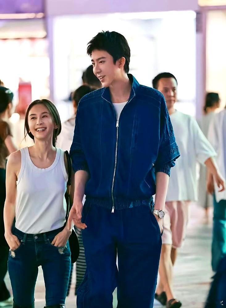 王子文和刘宇宁这体型差，居然能嗑到上头。 《玫瑰丛生》里，王子文演的鉴情师，接活