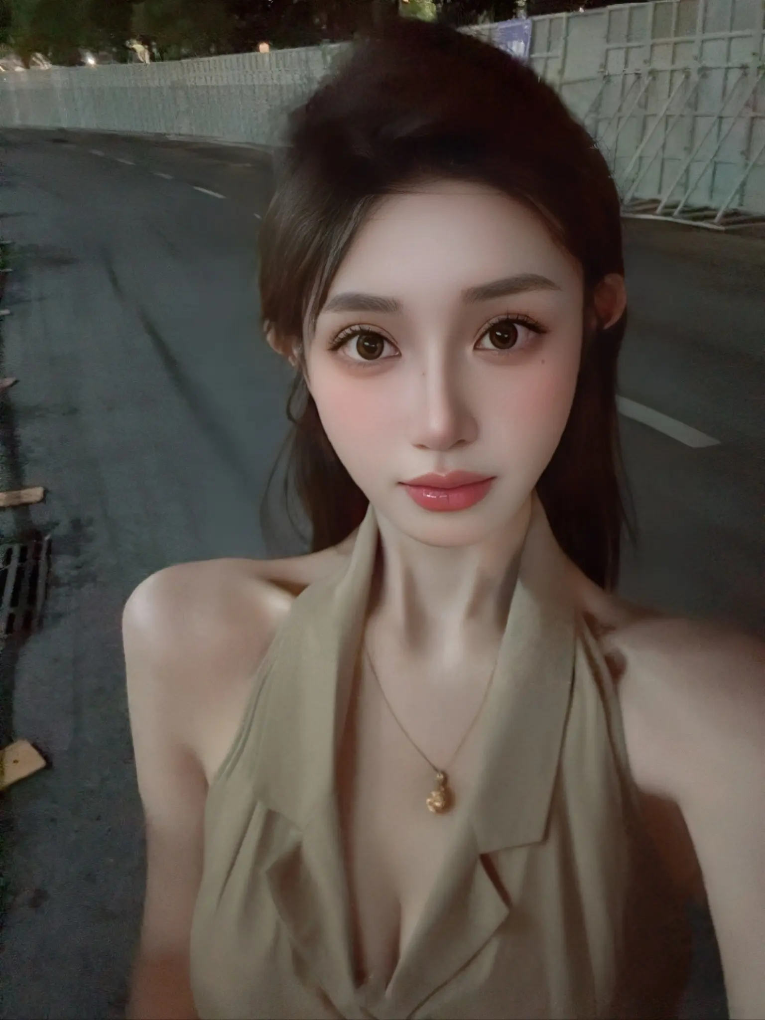 比巴掌先来的 是她的香水味