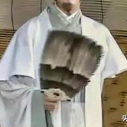 老铁们，
不看脸，
您们能猜出他是谁吗？