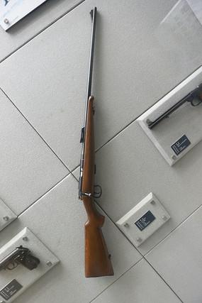 捷克小口径步枪有不少故事。上世纪70年代初，捷克斯洛伐克就想为部队换装小口径弹药