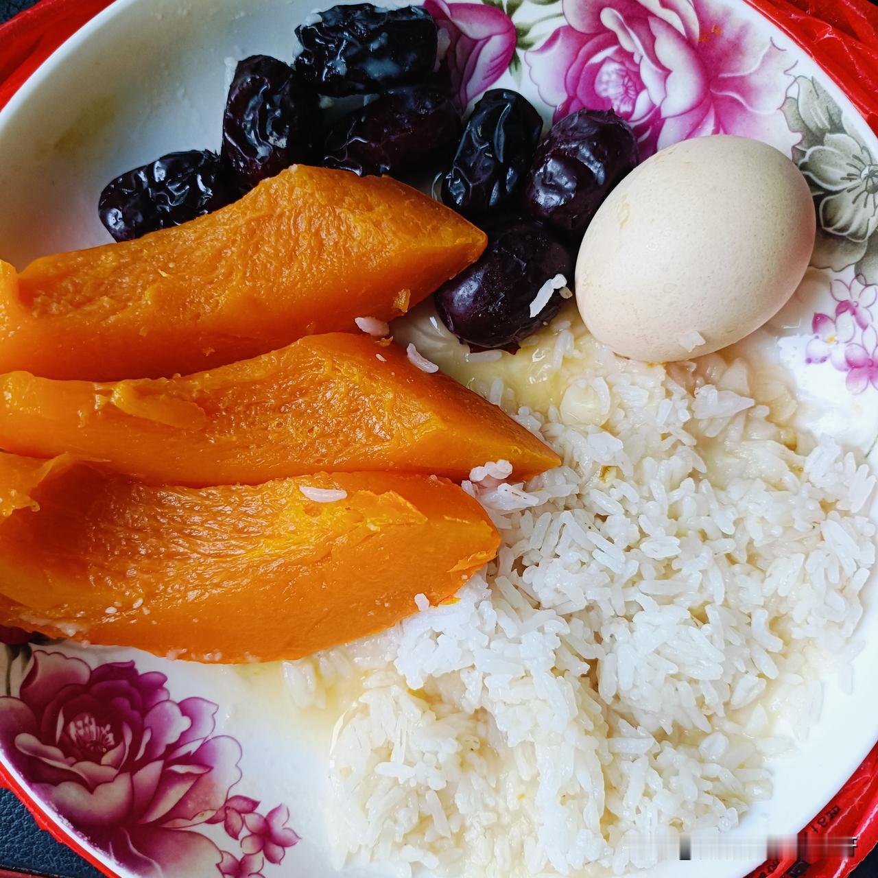 今天的早餐：三块南瓜，红枣7颗，鸡蛋一个，一小把新鲜百合，一加上米饭，配了一瓶酸