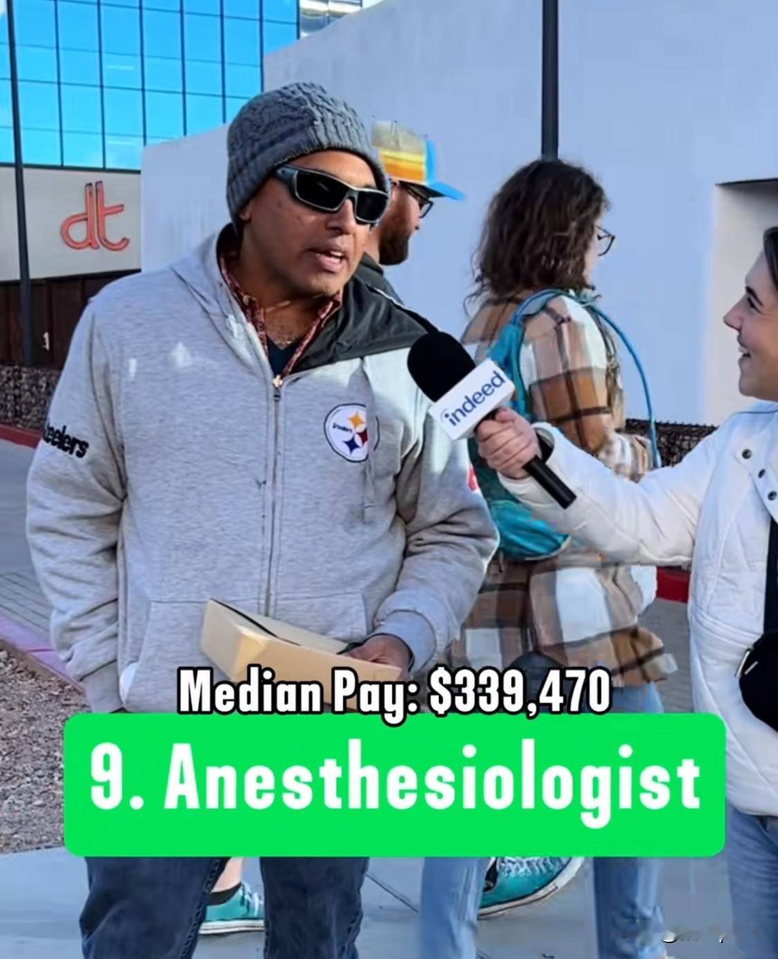 美国医生护士是真赚钱。美国街头采访了医生护士的收入。麻醉师的平均收入高达33万美