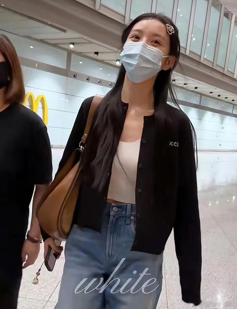 卢昱晓和田曦薇同样的素颜私服，为什么卢昱晓就给人一种邋里邋遢的感觉？ ​​​