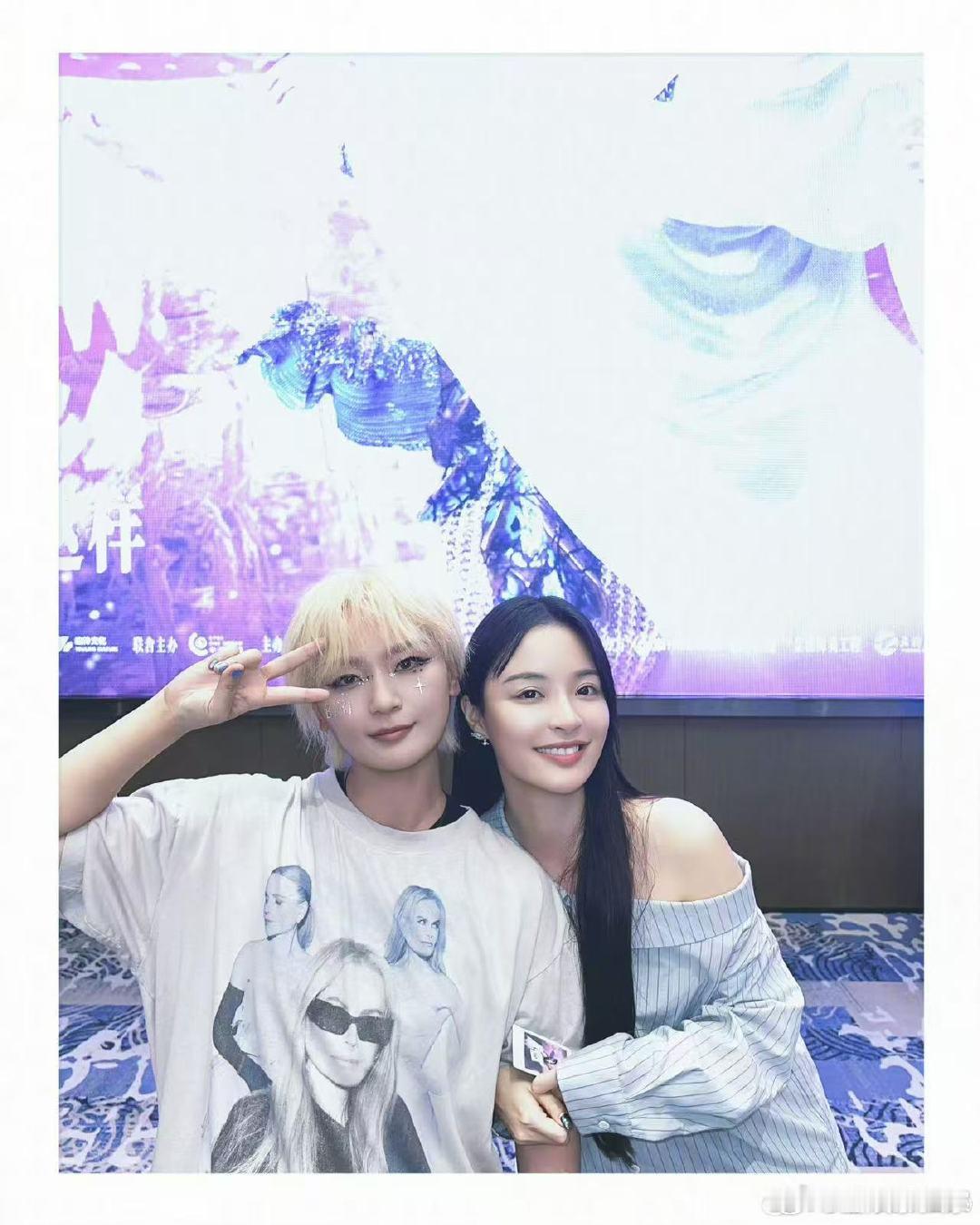 李莎旻子真粉丝就是会猛猛夸湖南卫视背后李莎旻子的追星路太励志，喜欢周笔畅多年，终