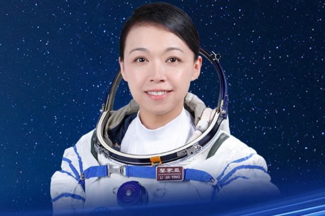 国际空间站的焊枪已经举到了最后一块钢板前，谁也没想到，中国空间站突然推开了一扇刻