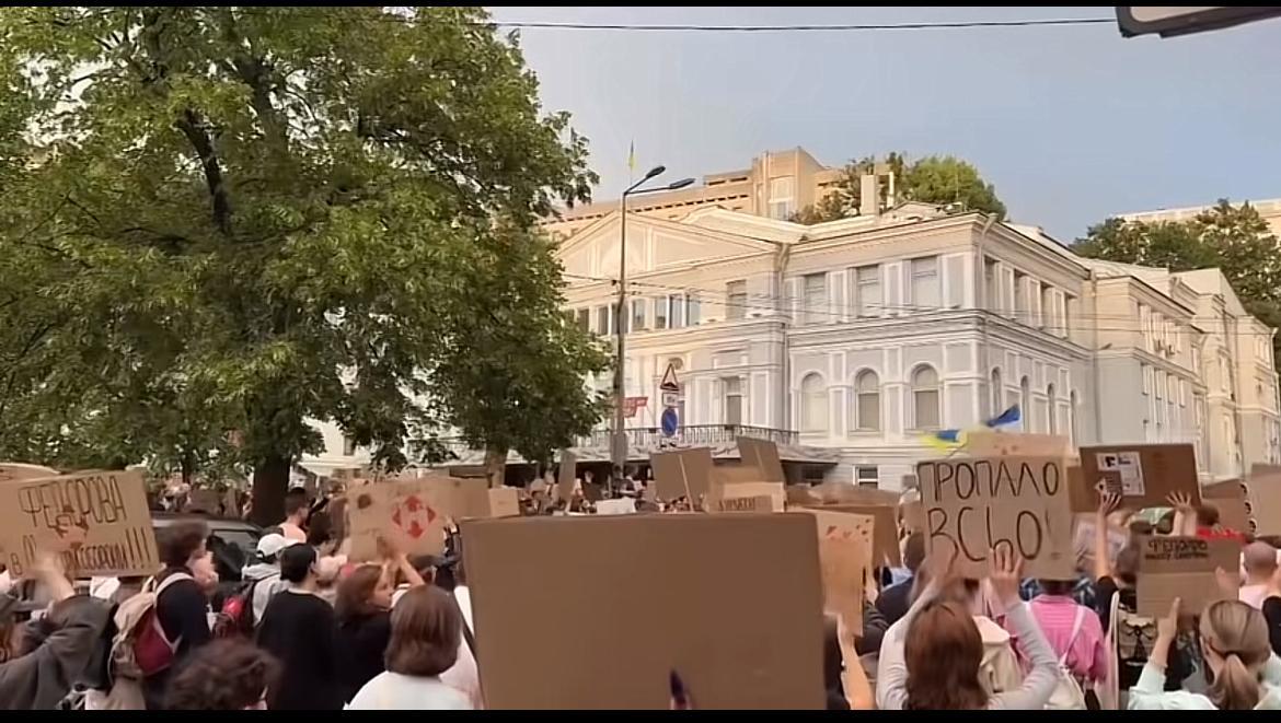 乌克兰多座城市包括基辅上演抗议活动，民众拍着手，喊着口号，要求泽连斯基恢复前防长