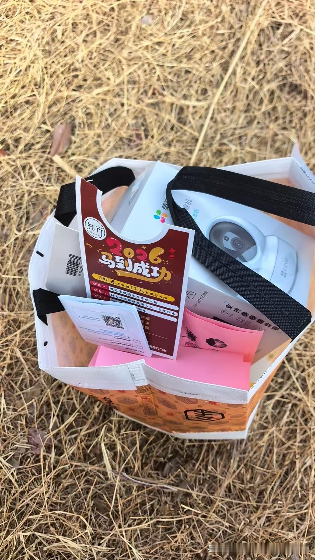 今天是金碧物业走后的第74天。

今天又有业主把垃圾和垃圾袋乱扔，这样的素质太差