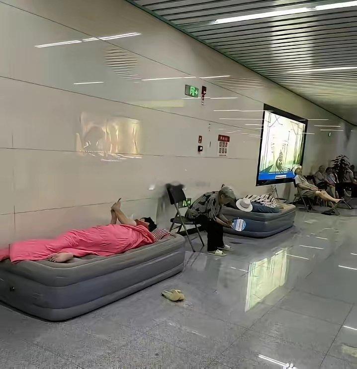 蹭空调可以，但是这样蹭空调就过分了吧 