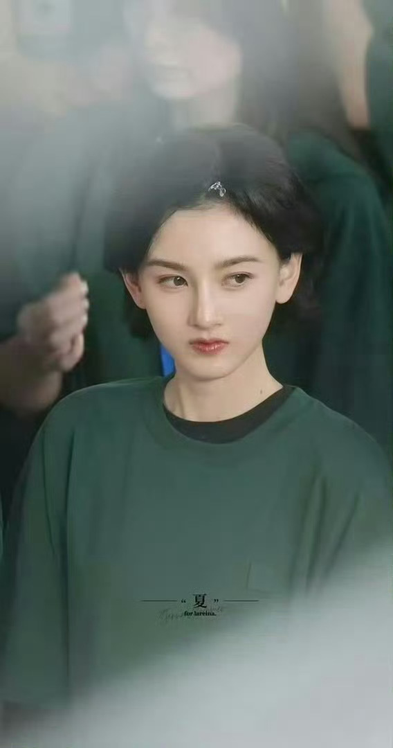 《寒夜无声》今日开机，宋祖儿短发好美😻 ​​​