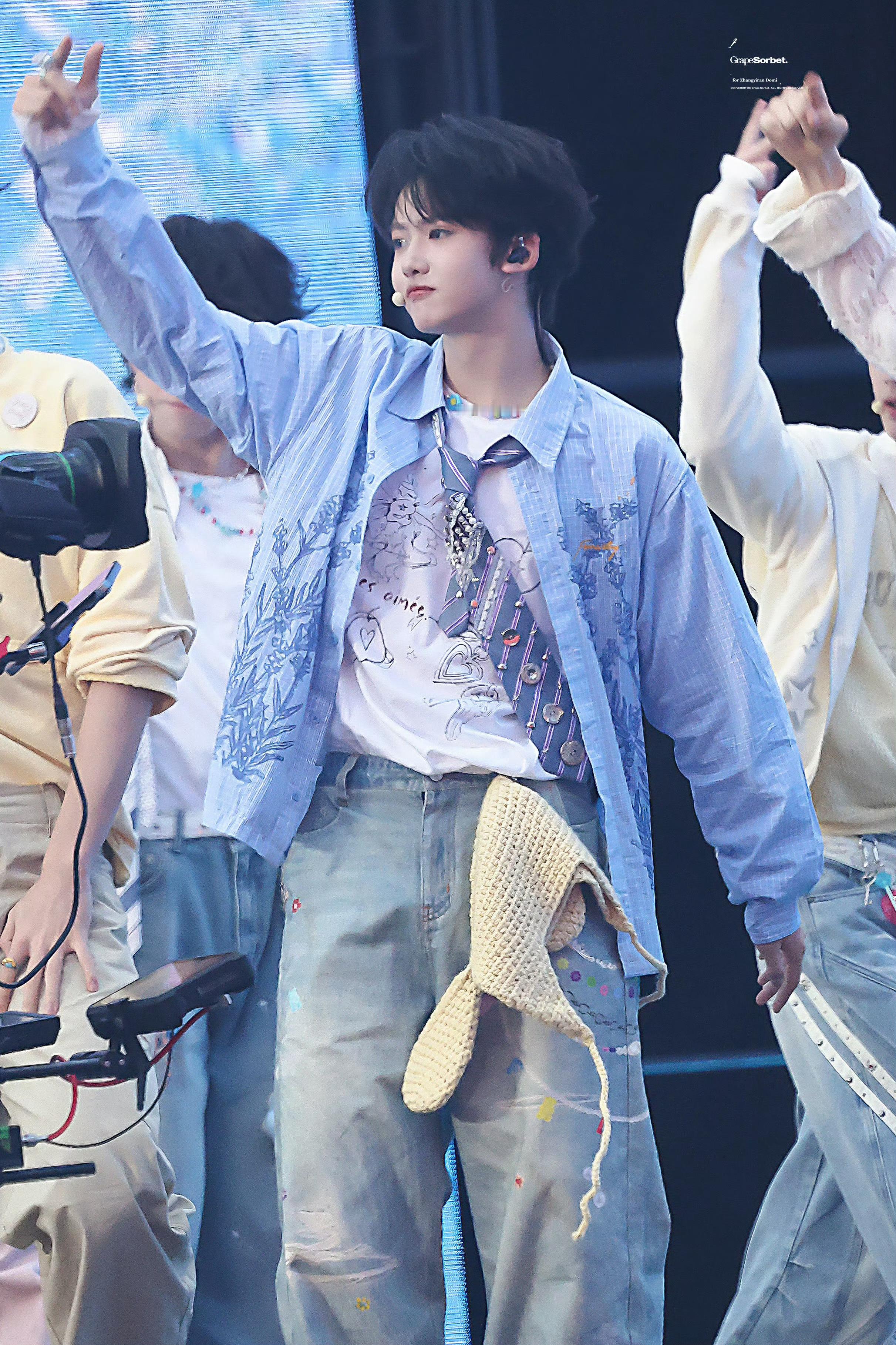 张奕然露额头了 张奕然今天新音露额头了！！！好清爽的一套蓝色look！活力满满完