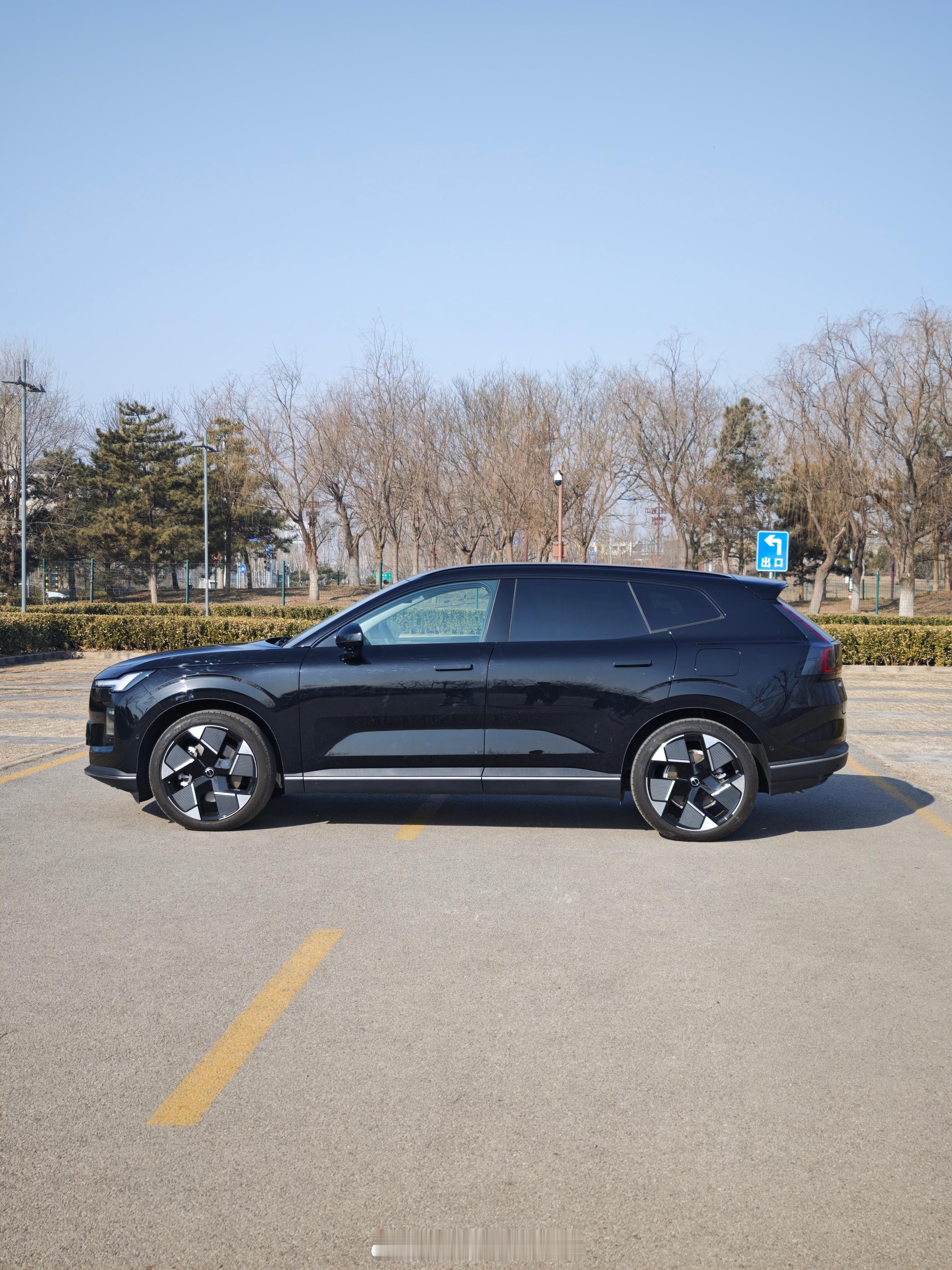 黑色的沃尔沃XC70很帅，设计感我觉得要比之前的60、90强很多，年轻人会喜欢大