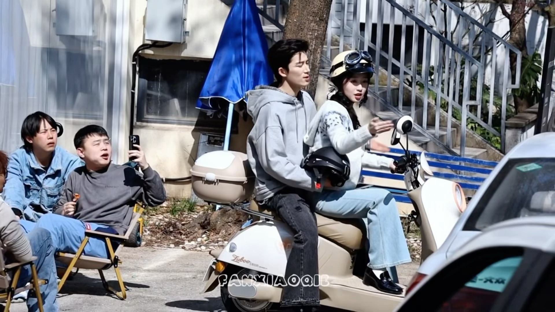 这俩人咋这么可爱！！！电摩托秒变摇摇车哈哈哈哈哈王星越邓恩熙 骑电动车路透