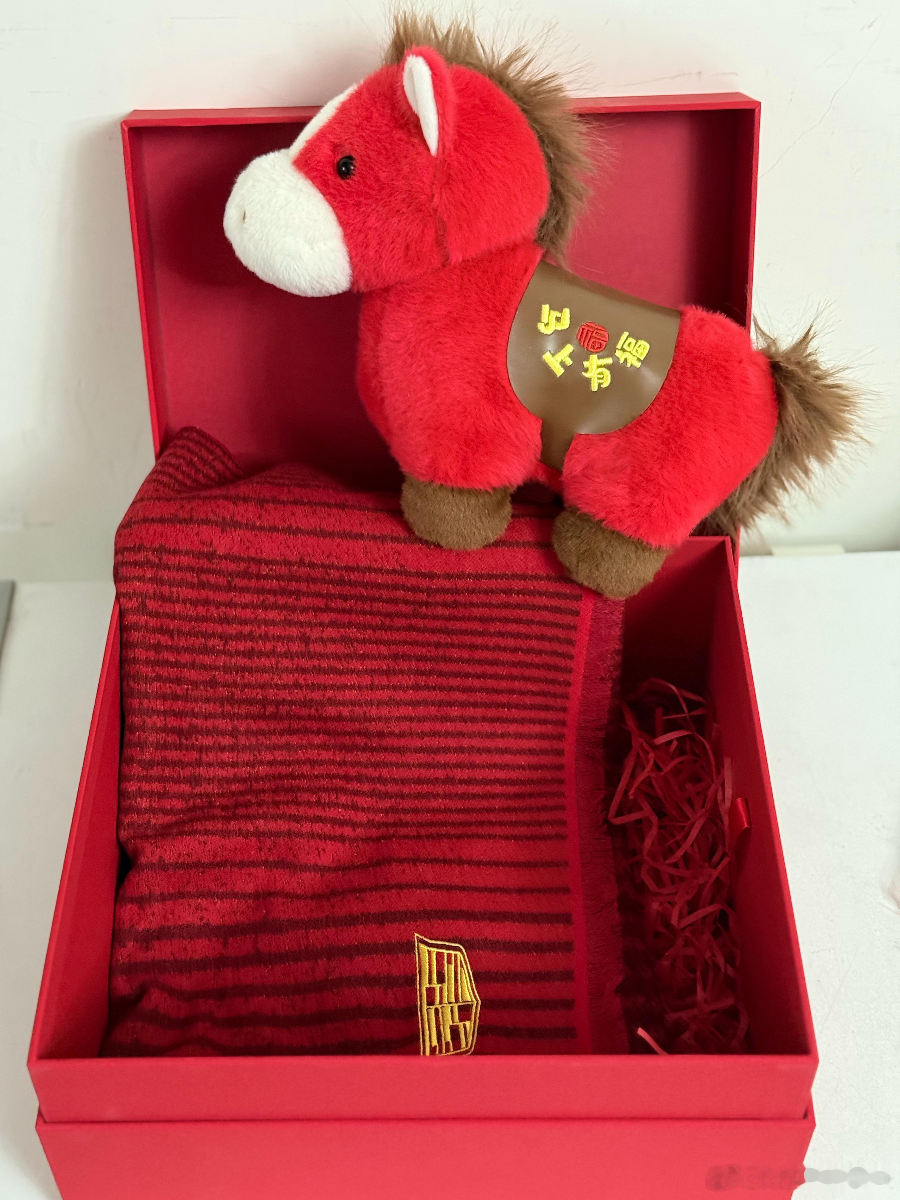 上次的凯迪拉克新年围巾，中奖的朋友后台没填地址，今天重新抽一下，喜欢的朋友点赞?