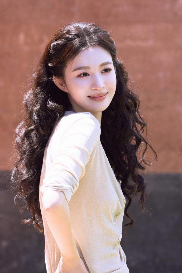 王楚然好一个明艳美人清风掠过山林，定格王楚然的惊艳瞬间，精致五官在自然光下格外动