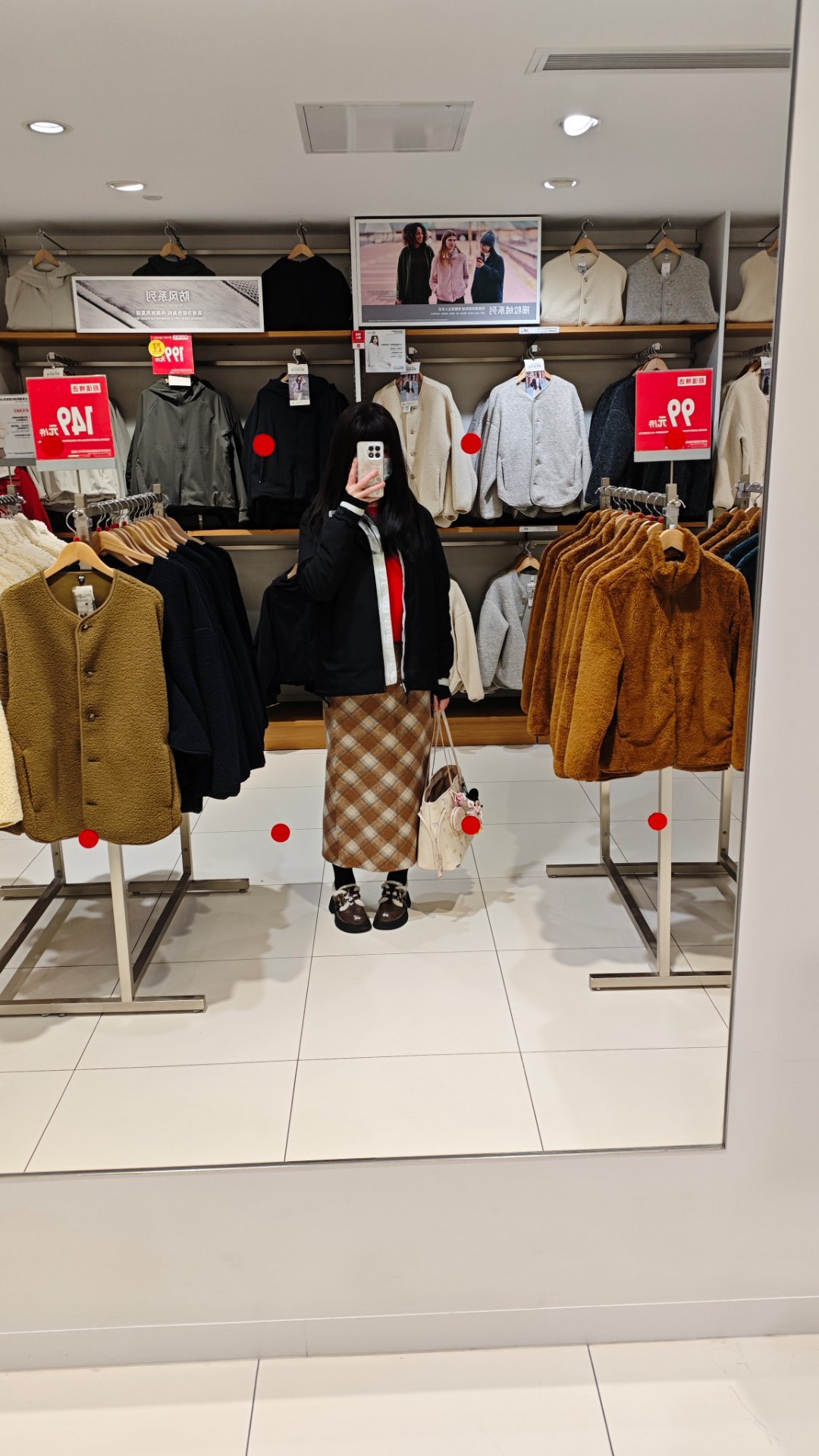 周三下午去了展览馆的国际美术双年展，好逛的很，只准备了一个小时时间完全看不够，后