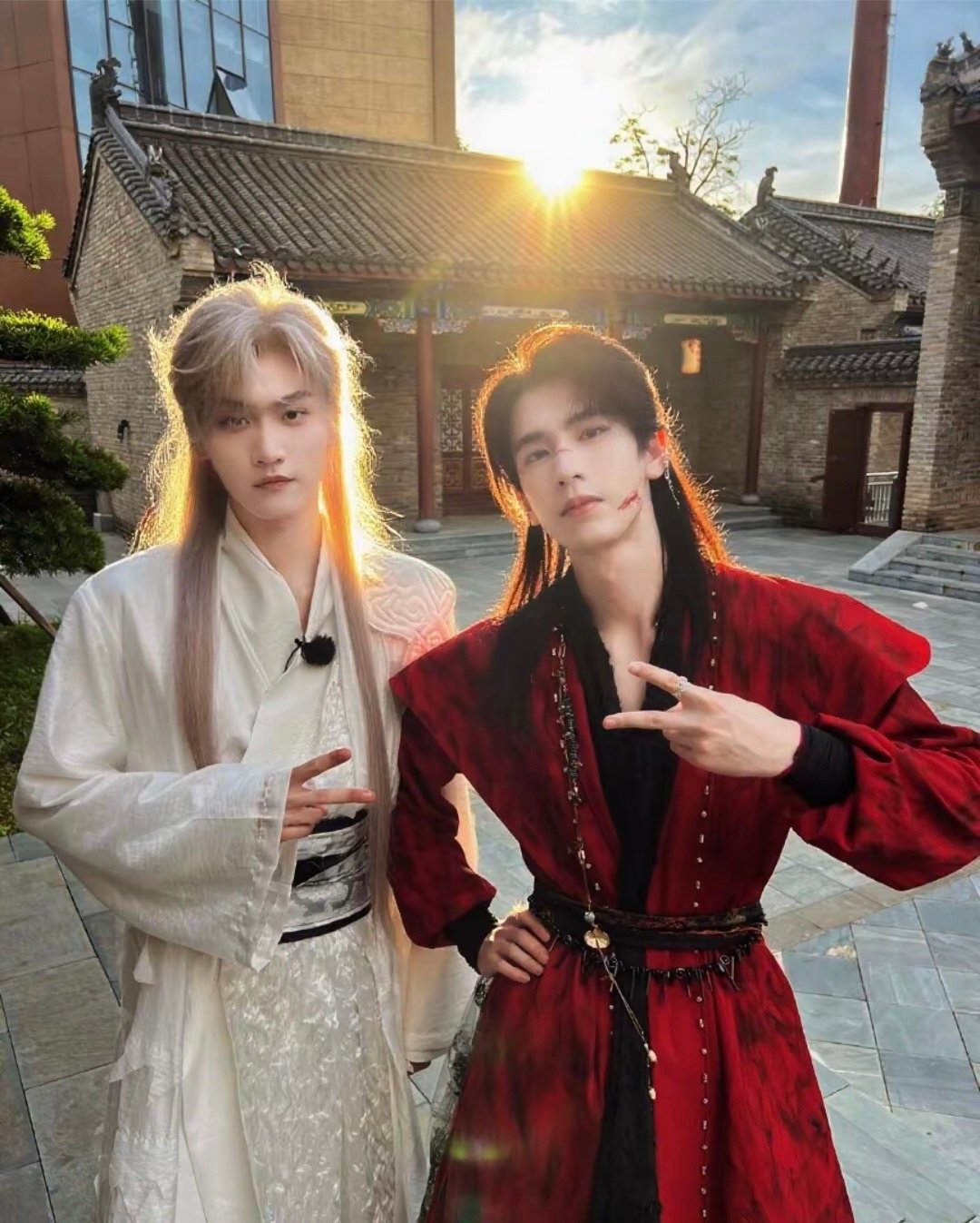 周柯宇饭撒是跟张凌赫学的吗别的爱豆饭撒走务实路线，这两位主打虚无氛围感，周柯宇J