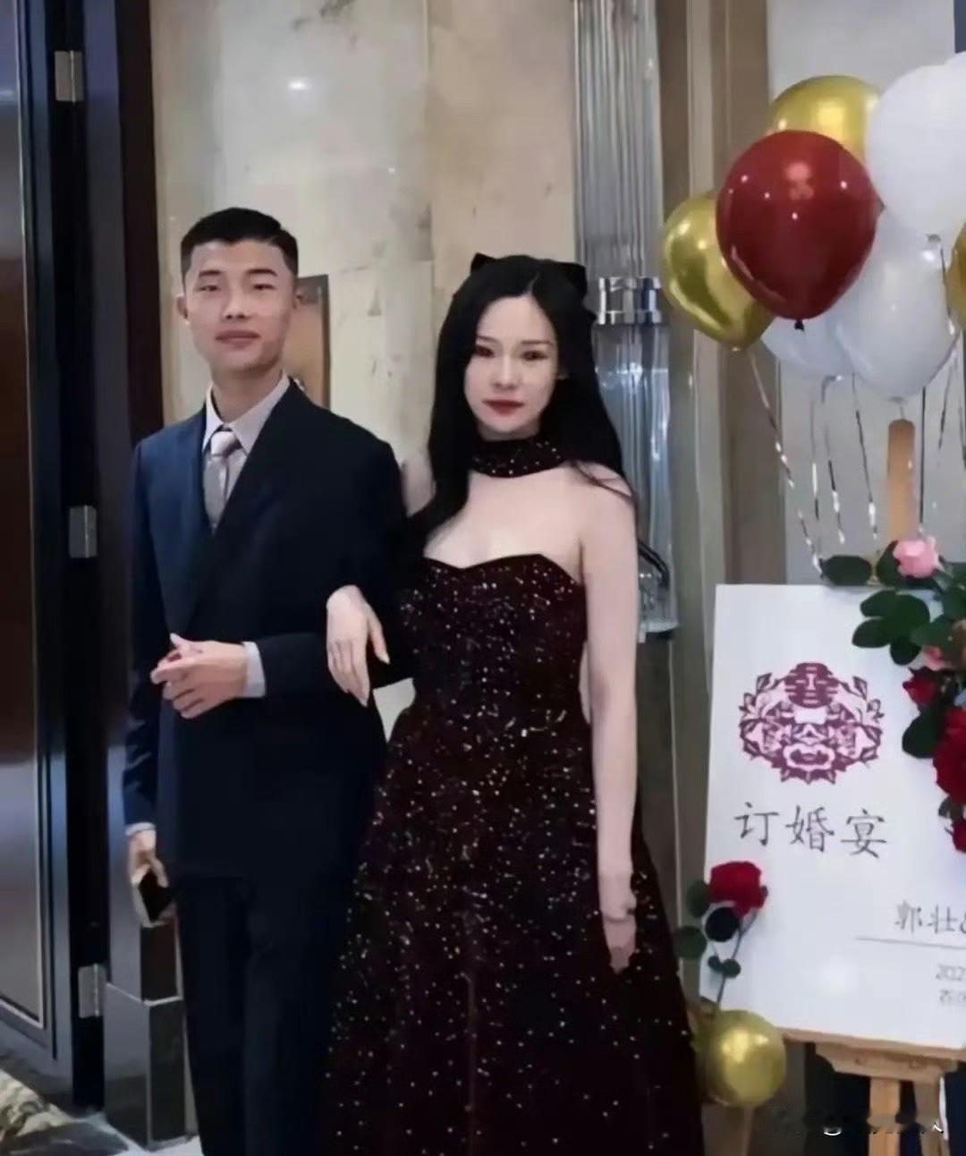 最近郭有才又火了一把，今天他发了求婚视频，还官宣了自己要结婚的好消息。

这个山