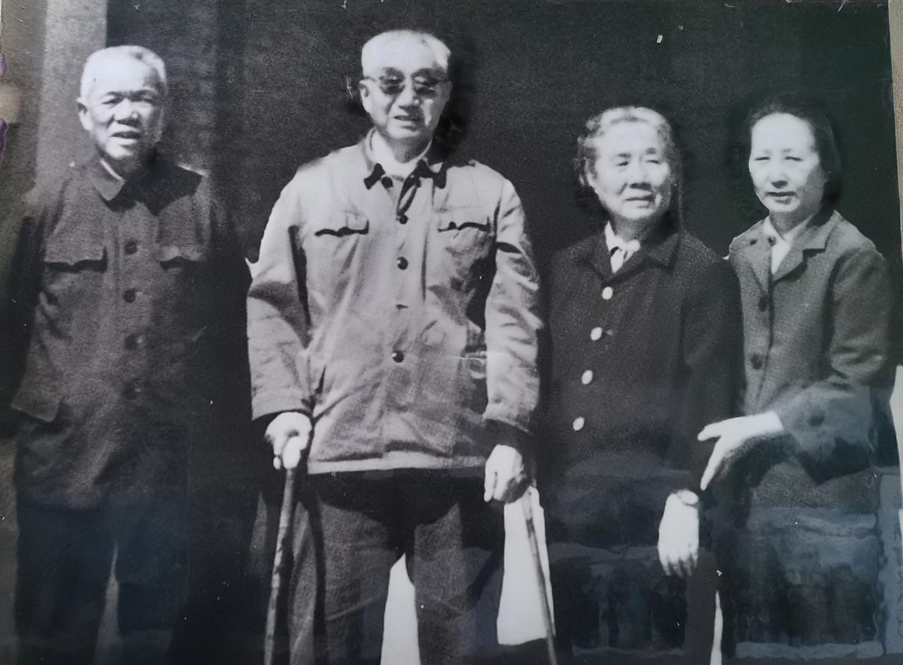 特殊年代，徐向前身处逆境，处境艰难，不少人避之不及。韩先楚不顾风险，执意登门看望