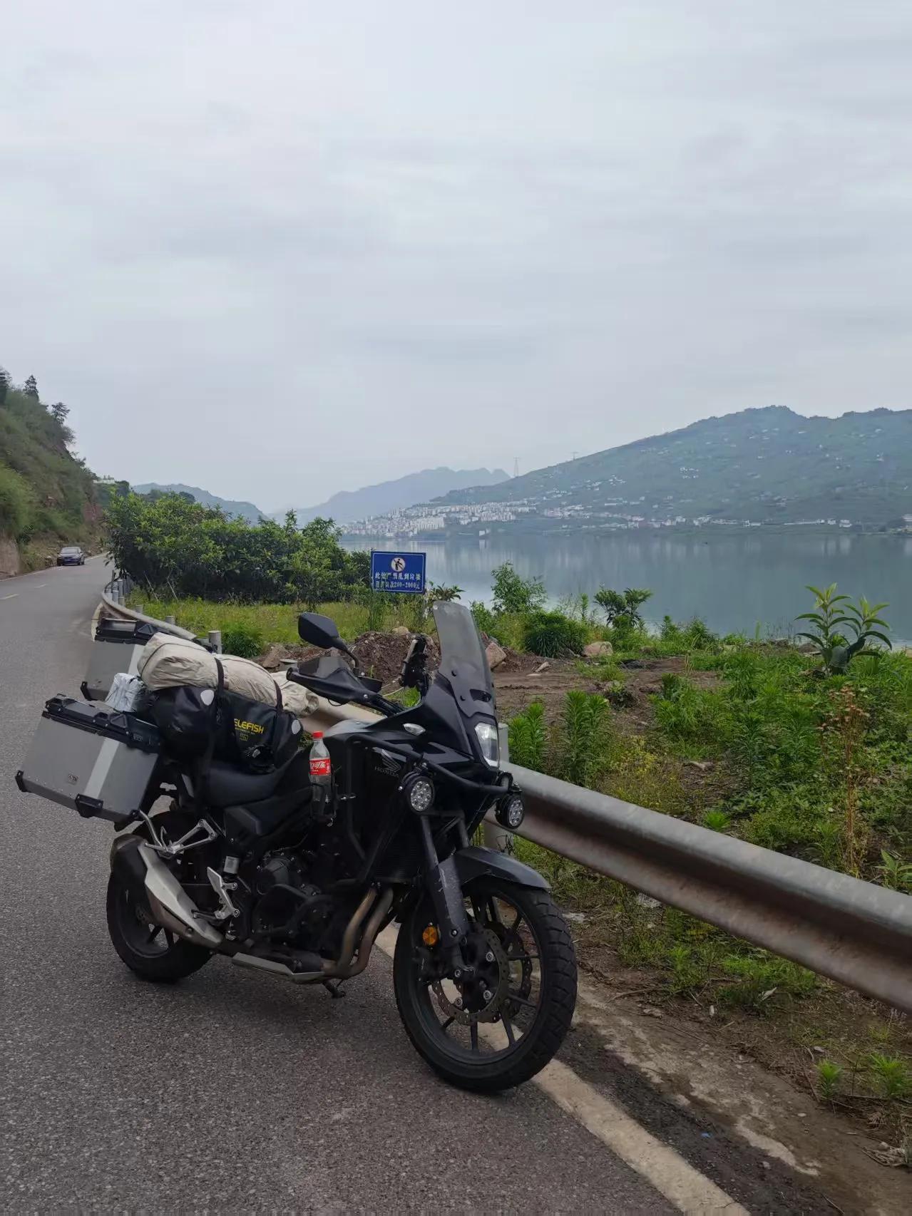 最近，我的朋友正好进行环华摩旅，正好可以拿来聊聊。因为，他的选车理念就非常适合长