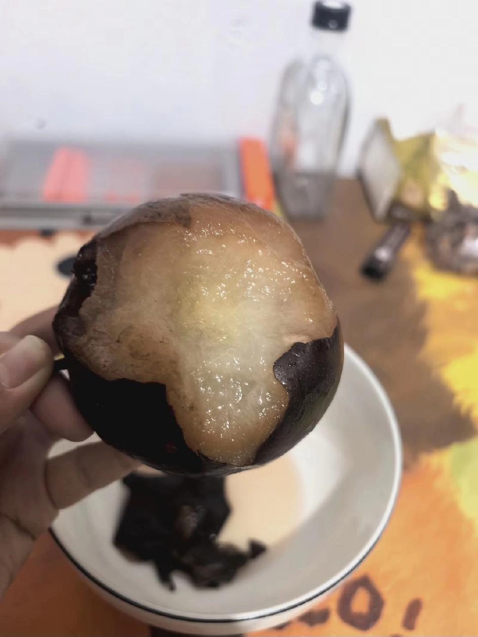 冻梨的正确吃法
吃法一：放水里化开，扒皮吸水吃果肉
吃法二：直接化，用手指按外面