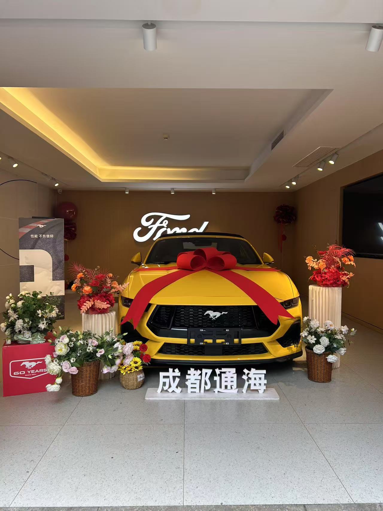 前两天给客户交付了一台敞篷野马这个是中规，帮客户从4S店找的车，政策还不错，裸车