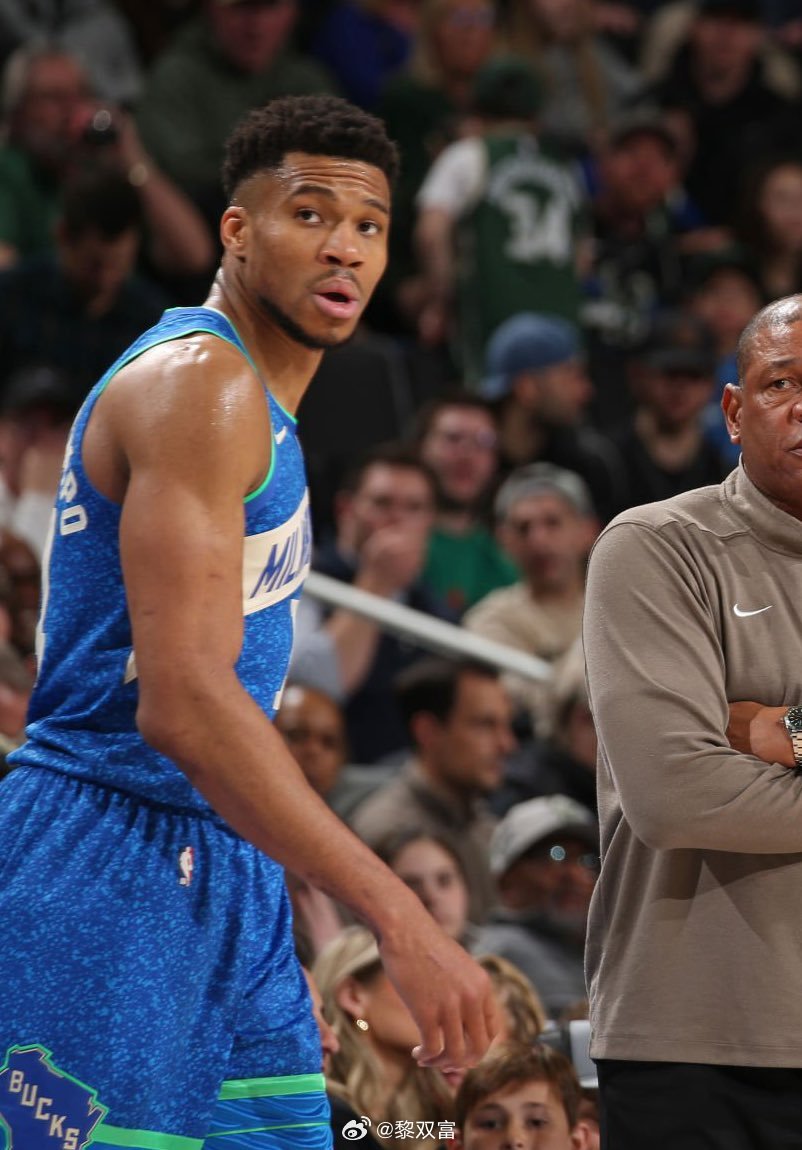 字母哥正在提升恢复训练强度，目标是在常规赛结束前复出，这样能和弟弟Alex同场竞