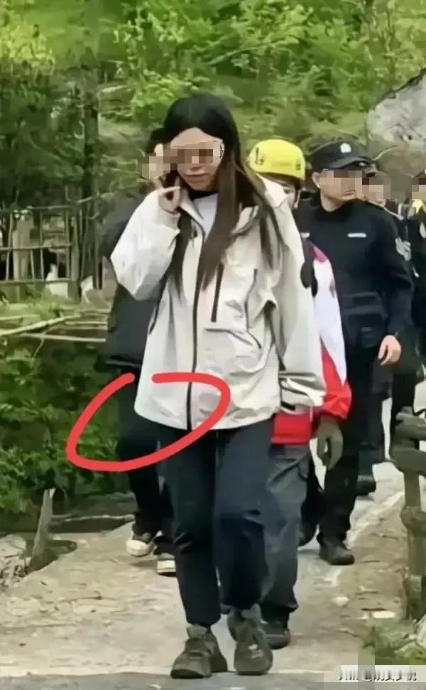 消防员找到爬清凉山迷路的两个人时，是凌晨5点多，当时两人在一棵小树下面紧挨着站着