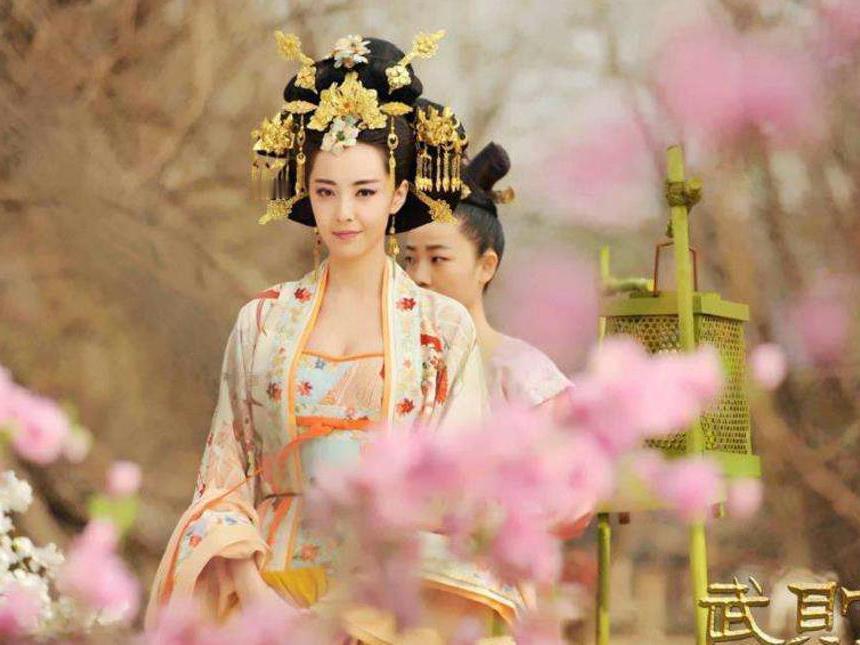 695年，72岁的武则天把一个32岁的年轻男人召进寝宫。 龙袍褪下的那一刻，这个