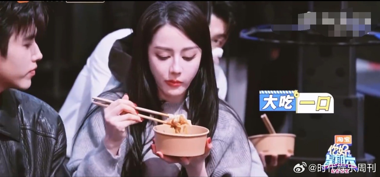 “她俩自己就分享上一块了”——这句描述太戳我，真实又可爱～迪丽热巴陈飞宇吃同一块