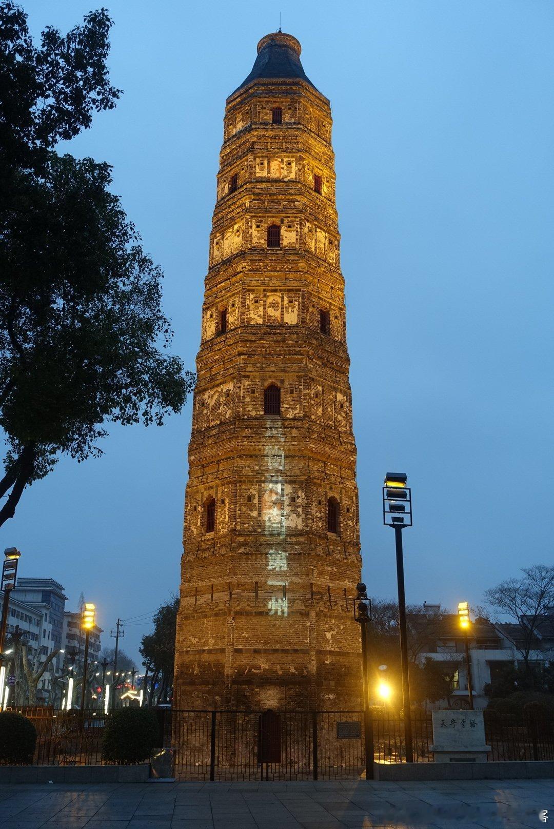 #白衣刷保# 两个省保，天宁寺塔&鼓楼。到的晚了，只有夜景。话说往塔上打广告词投