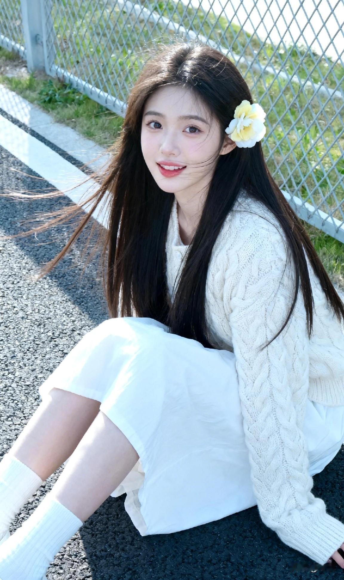 坐在路边发发呆
慵懒里带点小俏皮，随风飘起的，不止发梢，还有此刻的心情❤️
如何