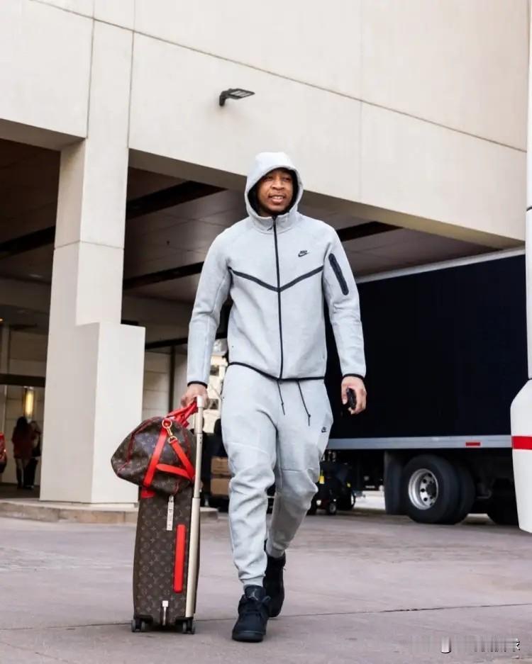 我忍不住要怒赞火箭小将戴维森！在今天火箭主场迎战公牛的比赛中，目前双方的第一节比