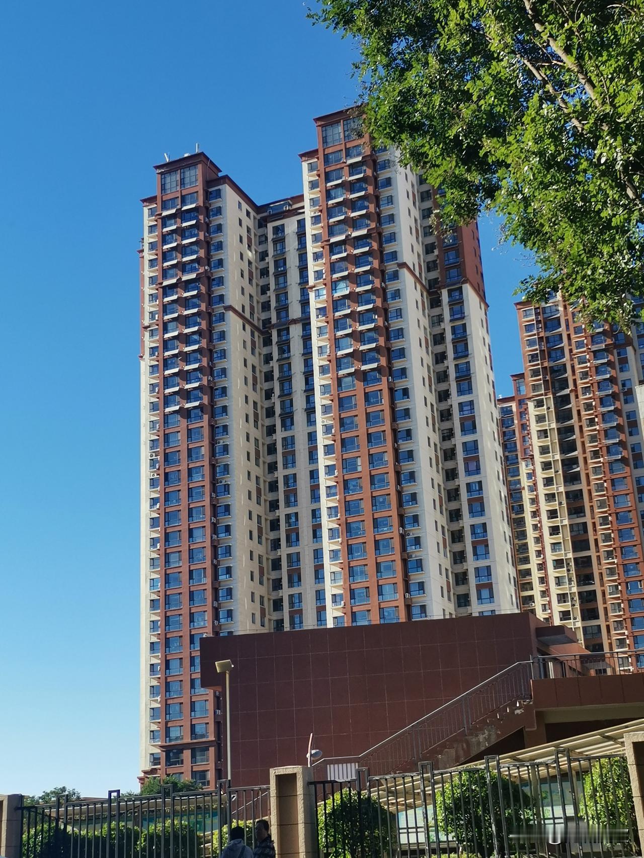 原来180万的房子，加上装修将近200万了。挂出去卖，都挂到165万了，中介还说