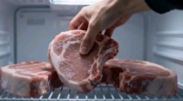 冰箱冻肉放半年，竟吃进医院！冷冻肉类到底能放多久？前两天，邻居王大爷从冰箱里拿出