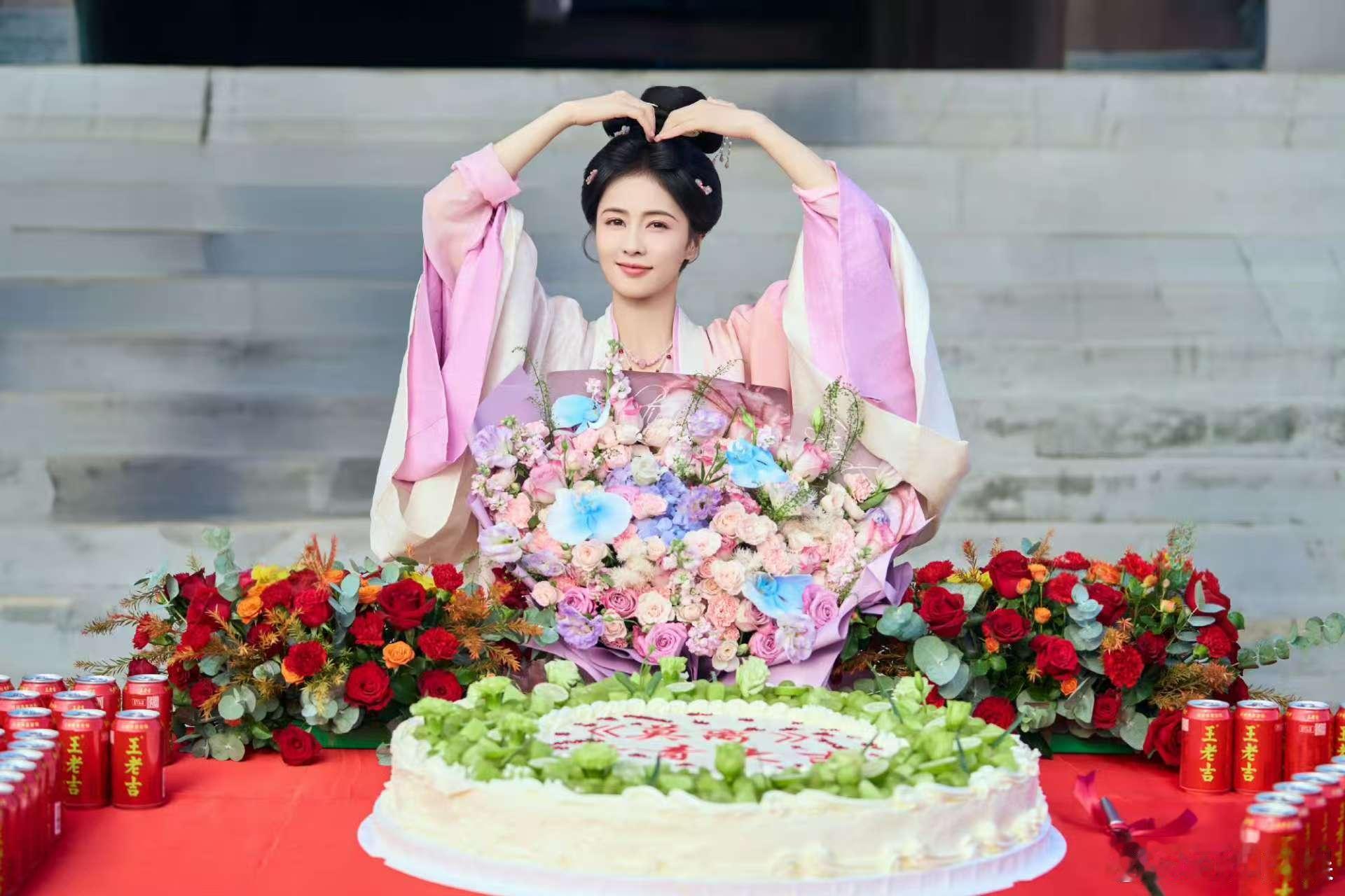 白鹿孤影启途微光照路白鹿杀青捧花白鹿杀青捧花，孤影启途微光照路，[鼓掌][鼓掌]