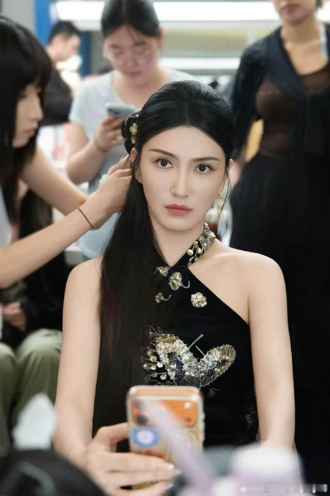 徐洁儿徐洁儿坚强的女人不能哭 浪姐看的就是女生爱女生一句暖心寄语，一份并肩情谊，
