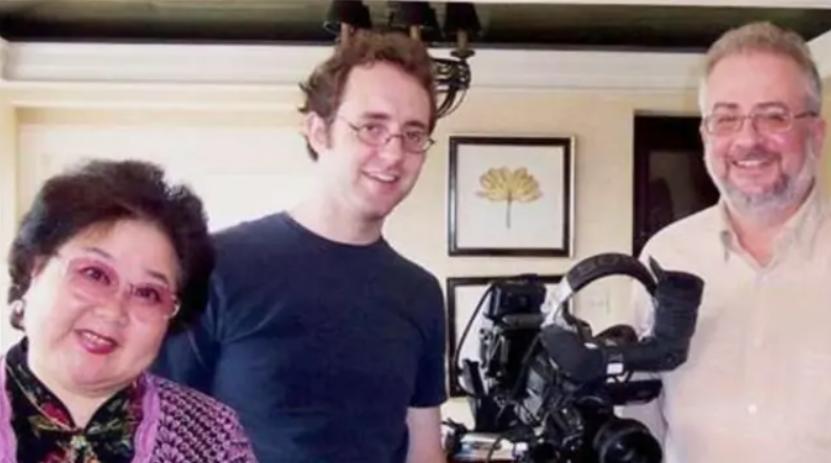 1988年，上海京剧院《智取威虎山》剧组赴美演出。

三十多人突然集体消失，这事