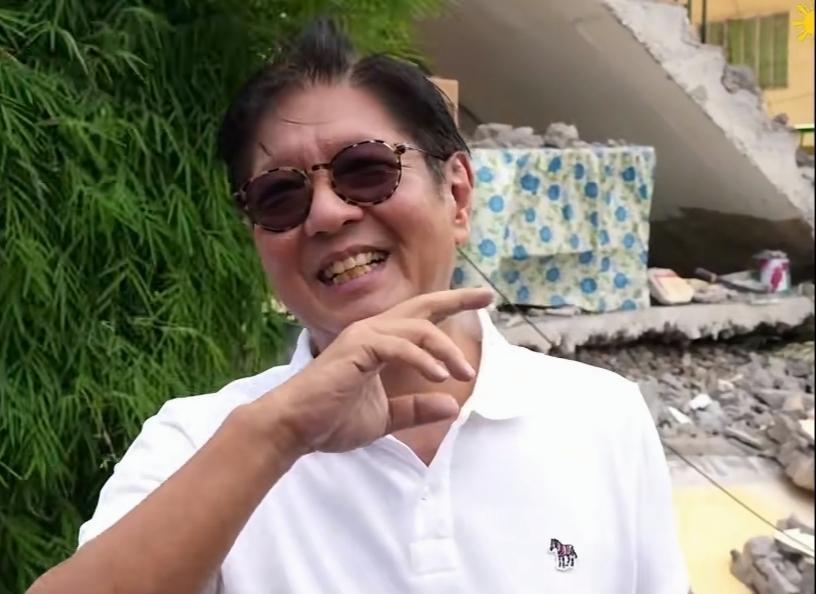 作为一国总统，在视察地震灾区一所中学时，面对记者镜头，发出了爽朗的笑声，
让人感