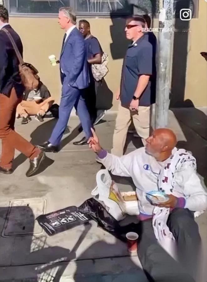 纽森喝咖啡路过流浪汉群！

单手插兜的州长好风度

可那些被"美国梦"抛弃的人呢