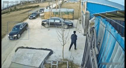 笑不活了！河南新乡，男子一大早开着奥迪车上班，途中发现有婚车结婚跟着自己，本以为