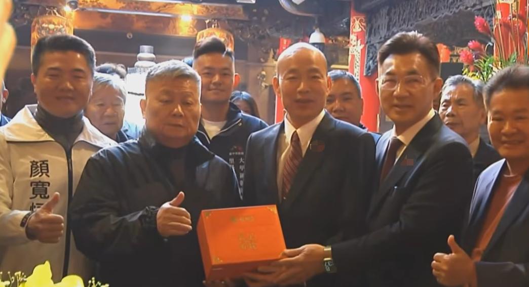 韩国瑜偕同江启臣参拜镇澜宫  发放马年春联

台立院正副院长韩国瑜与江启臣今天（