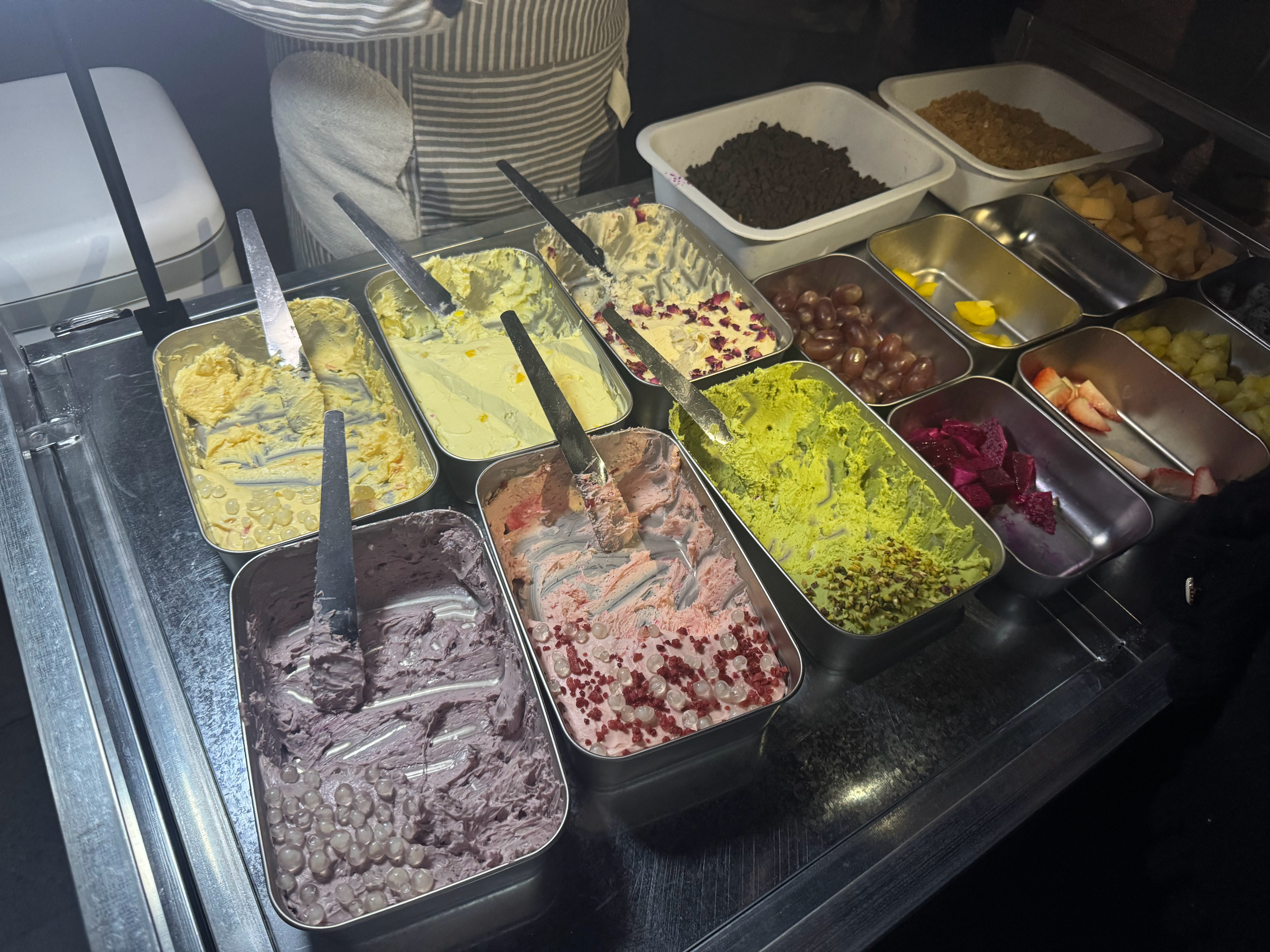 学校门口的麻糍几个料都不错，香香甜甜的，8块钱一个也不贵，我跟我妈一人买了一个，