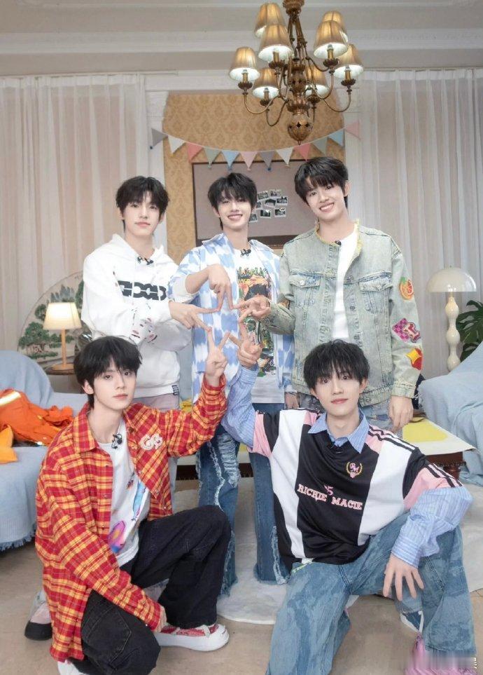 已经开始担心登陆少年的肤色了 登陆少年要奔赴非洲搞综艺咯，赤道周边极限挑战超刺激