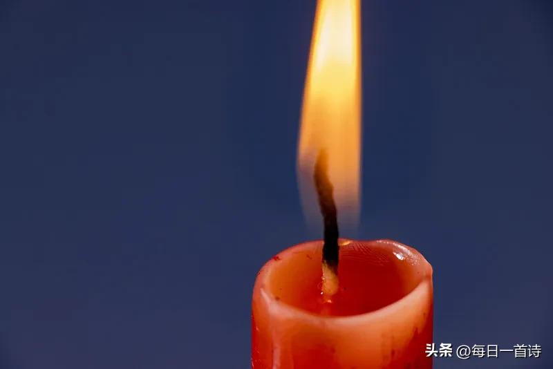 燃香


我把香点燃

青烟就开始了

它的旅行

从我的指尖

到屋顶

再到