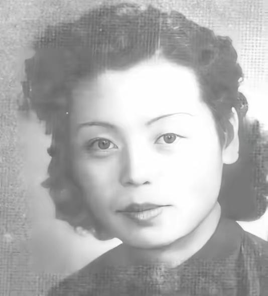 58岁陈独秀之女绑5个油桶漂9小时偷渡，上岸撞见水警，结局出人意料
 
漆黑海面
