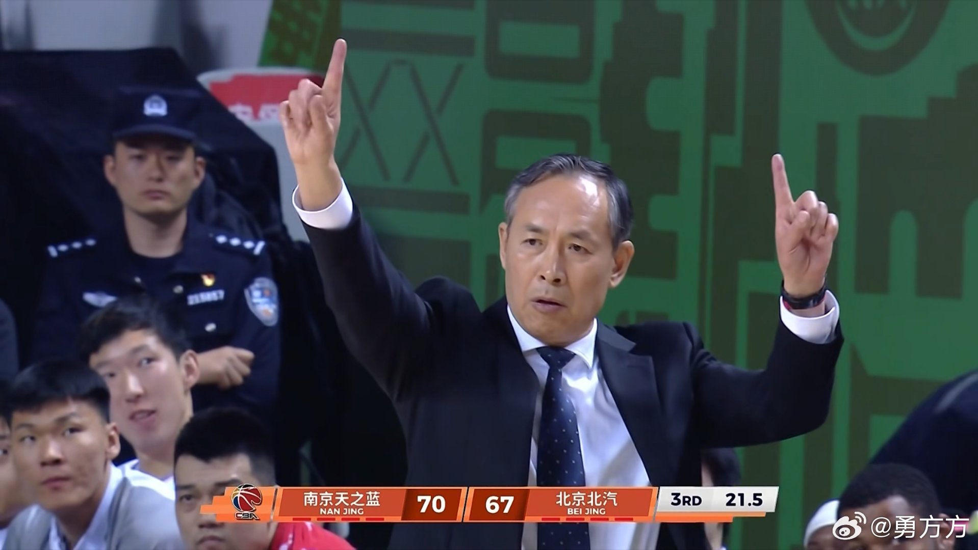 同曦男篮vs北京男篮第三节许指导想的办法就是让贝利防小外，进攻所有人分担，麦基担