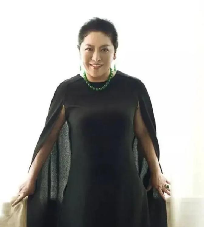 儿子越怂，老子越横？
 
我妈怕事，我爸沉默。我从小被推着上台演讲，硬把胆子练成